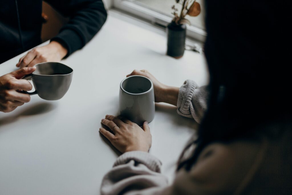 話すのが苦手な人でも自然に話せる場面のイメージ