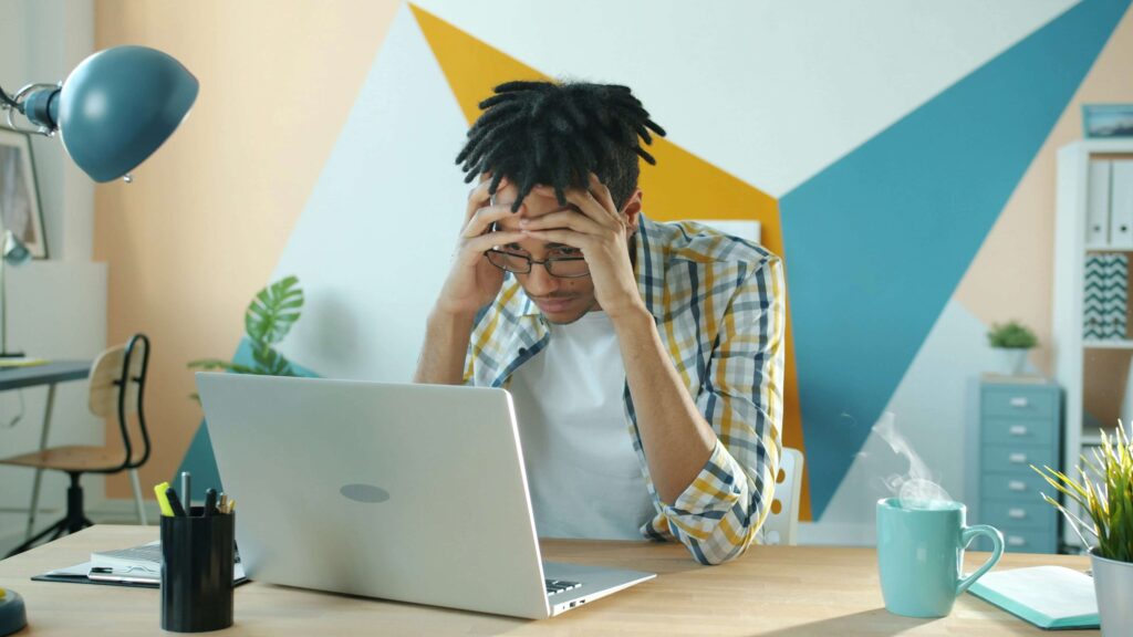 職場の人間関係に悩んでいる人のイメージ